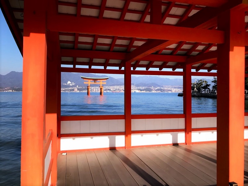 早朝の厳島神社